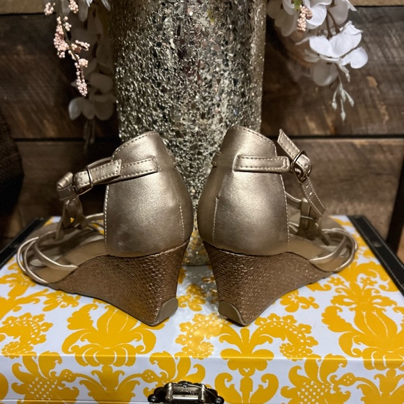 Gold metallic wedges with slip-proof soles - Picture 3 of 11